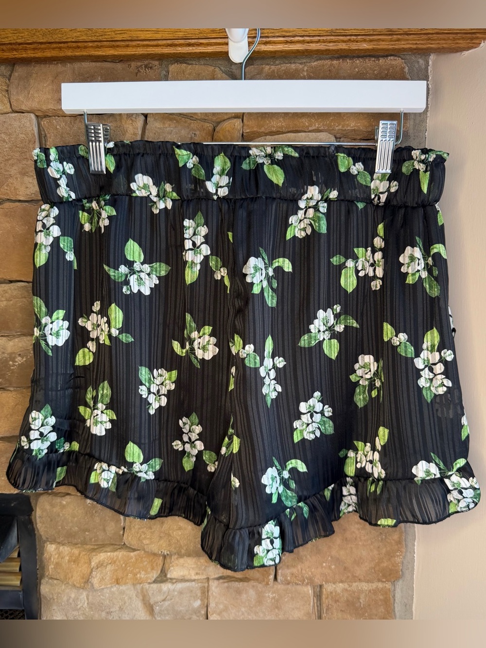 Blue Rain Francesca’s Black Floral Ruffle Shorts Size Large NWT